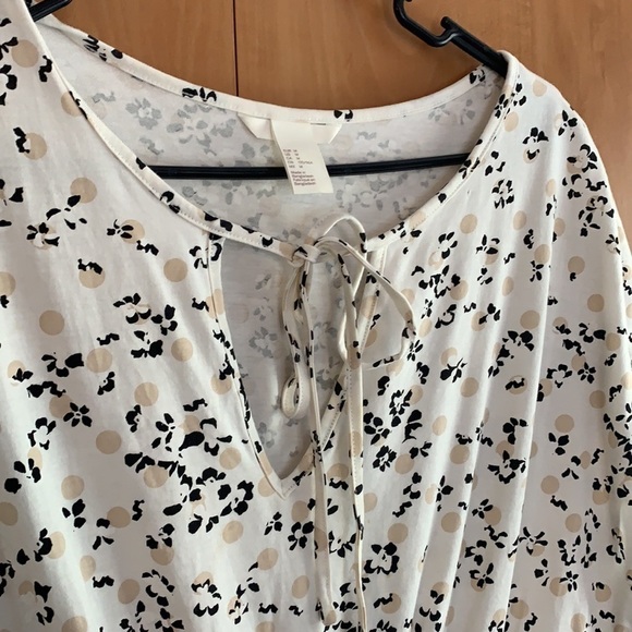 H&M dress. White with tan dots and black flowers. 100% cotton size Medium. - Picture 4 of 8